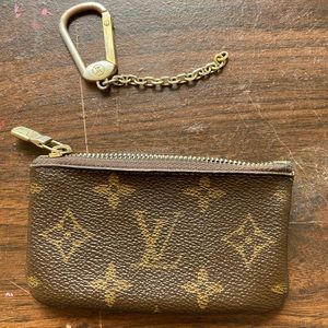 Louis Vuttion Key Pouch / Needs to be Repaired